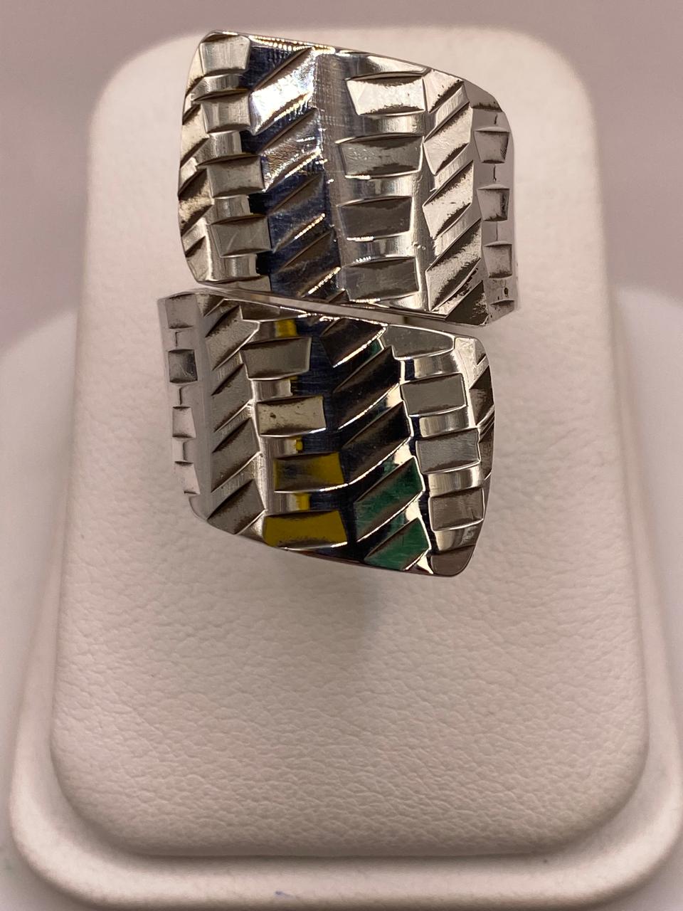 Anillo Artesanal Ajustable en Plata con Diseño Geométrico Texturizado