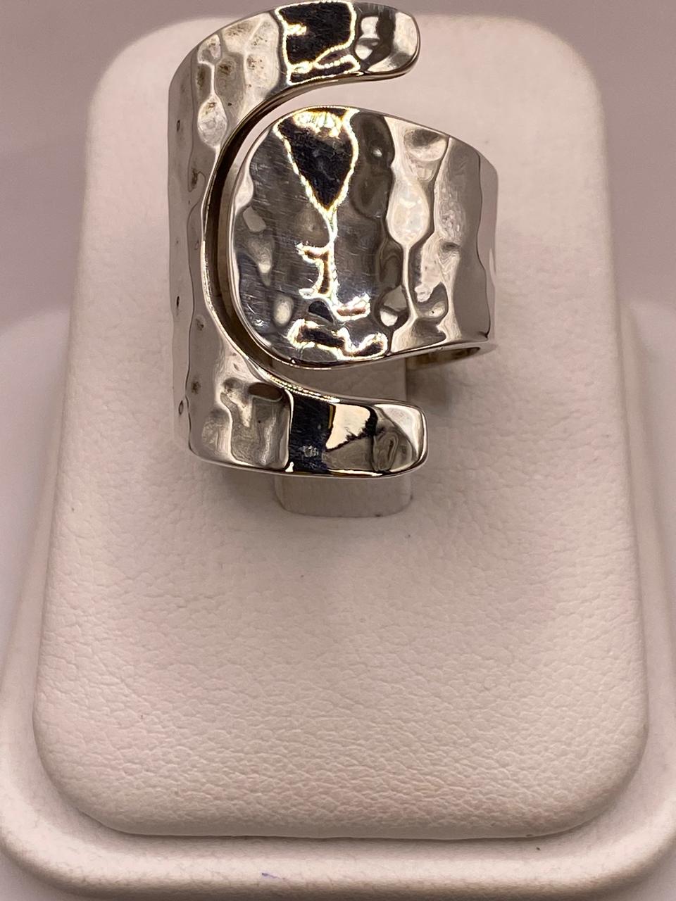 Anillo Artesanal Ajustable en Plata con Diseño Martillado Envolvente