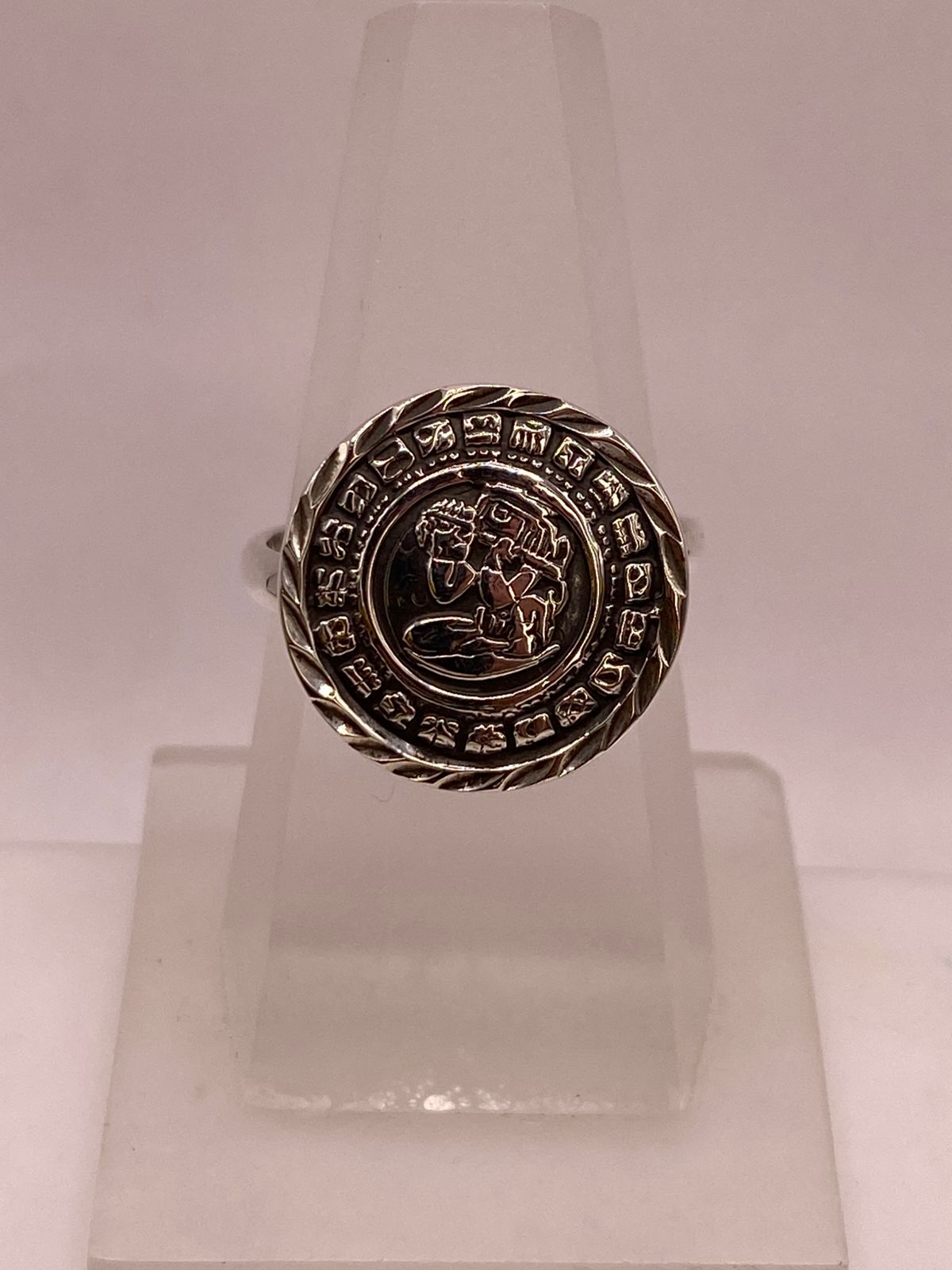 Anillo Artesanal Ajustable en Plata con Diseño Maya en Relieve