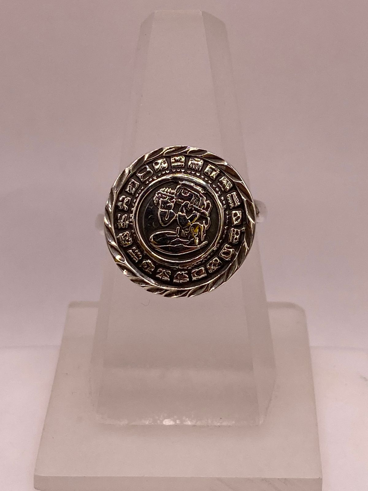 Anillo Artesanal Ajustable en Plata con Diseño Maya en Relieve