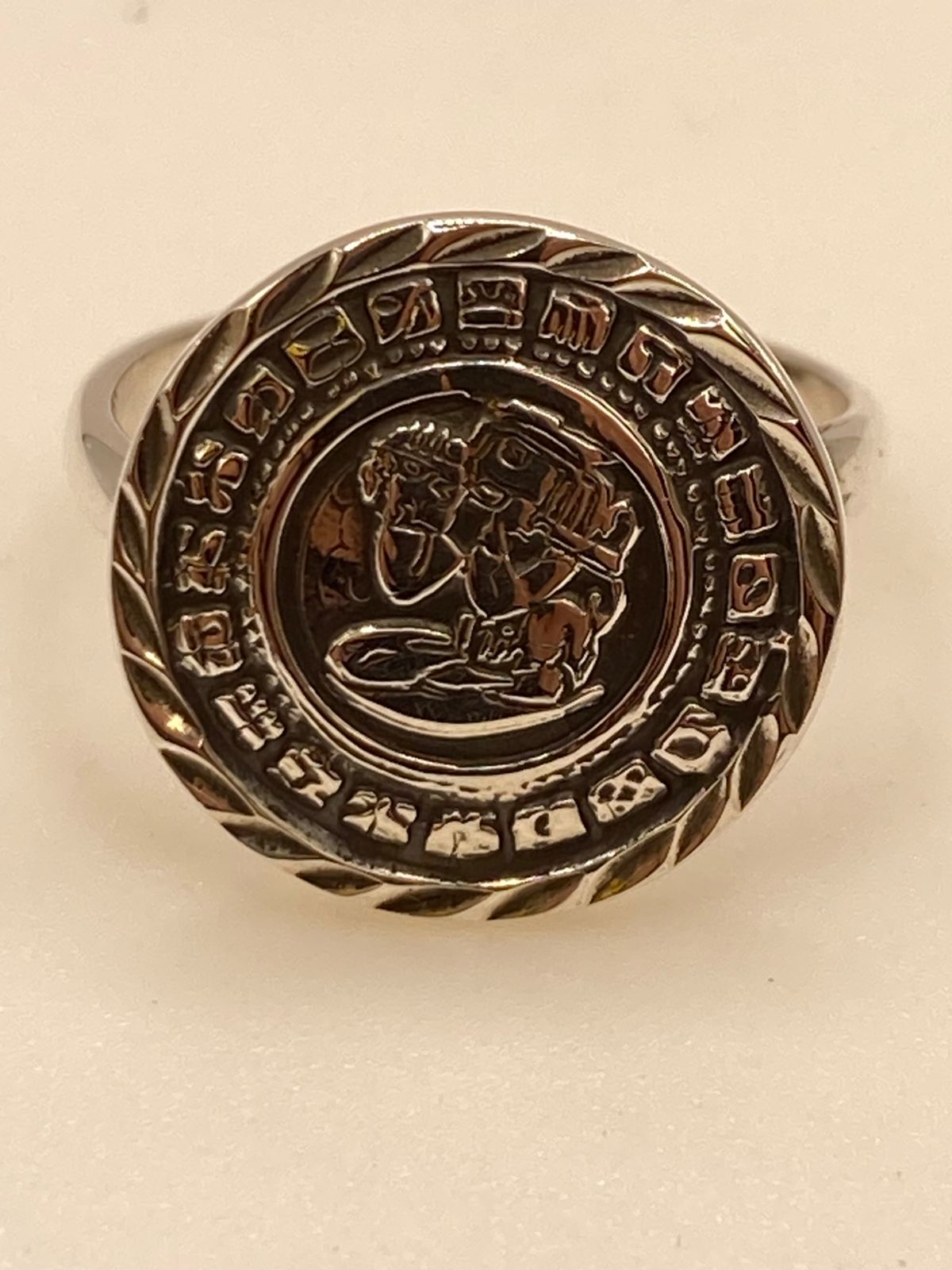 Anillo Artesanal Ajustable en Plata con Diseño Maya en Relieve