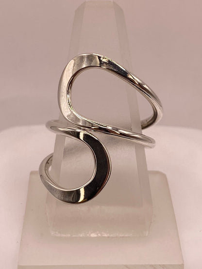 Anillo Artesanal Ajustable en Plata con Diseño Ondulado Contemporáneo, vista de detalle