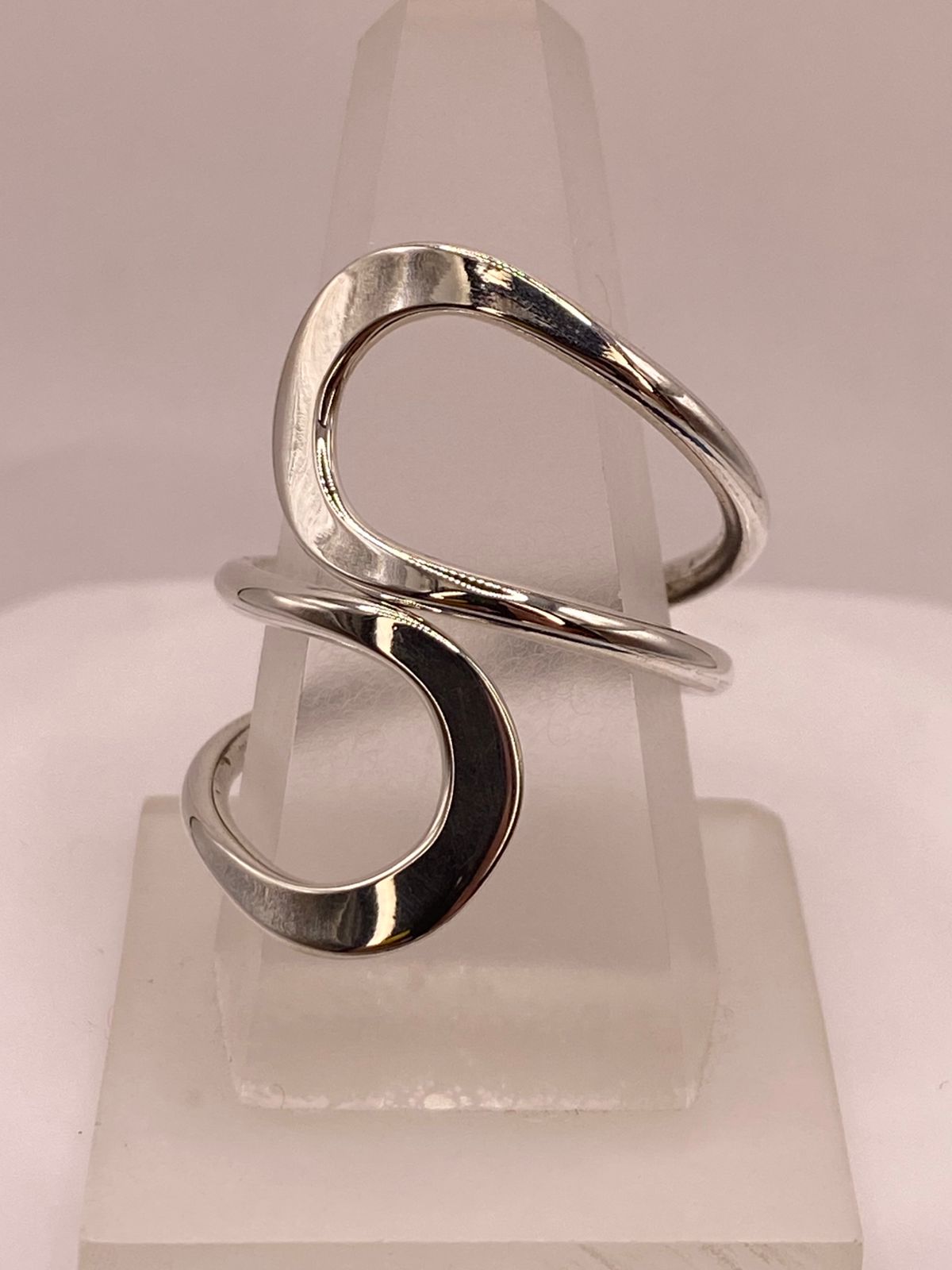 Anillo Artesanal Ajustable en Plata con Diseño Ondulado Contemporáneo