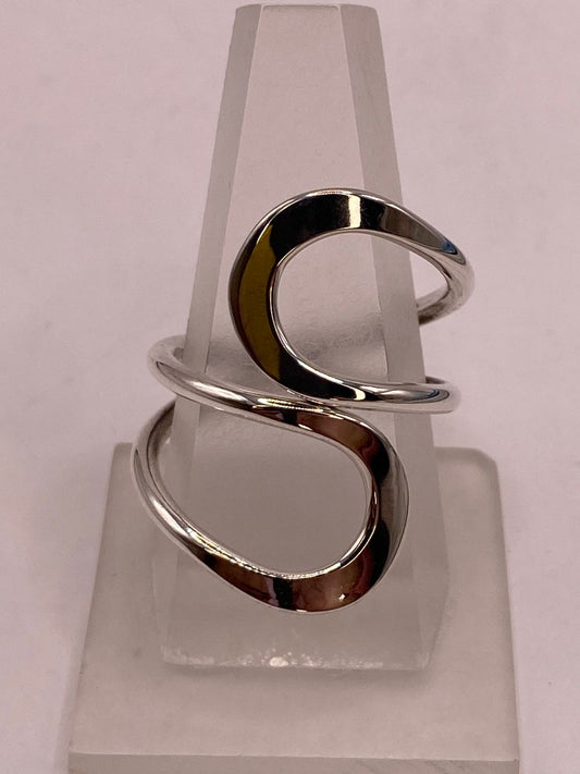 Anillo Artesanal Ajustable en Plata con Diseño Ondulado Contemporáneo en báscula mostrando peso