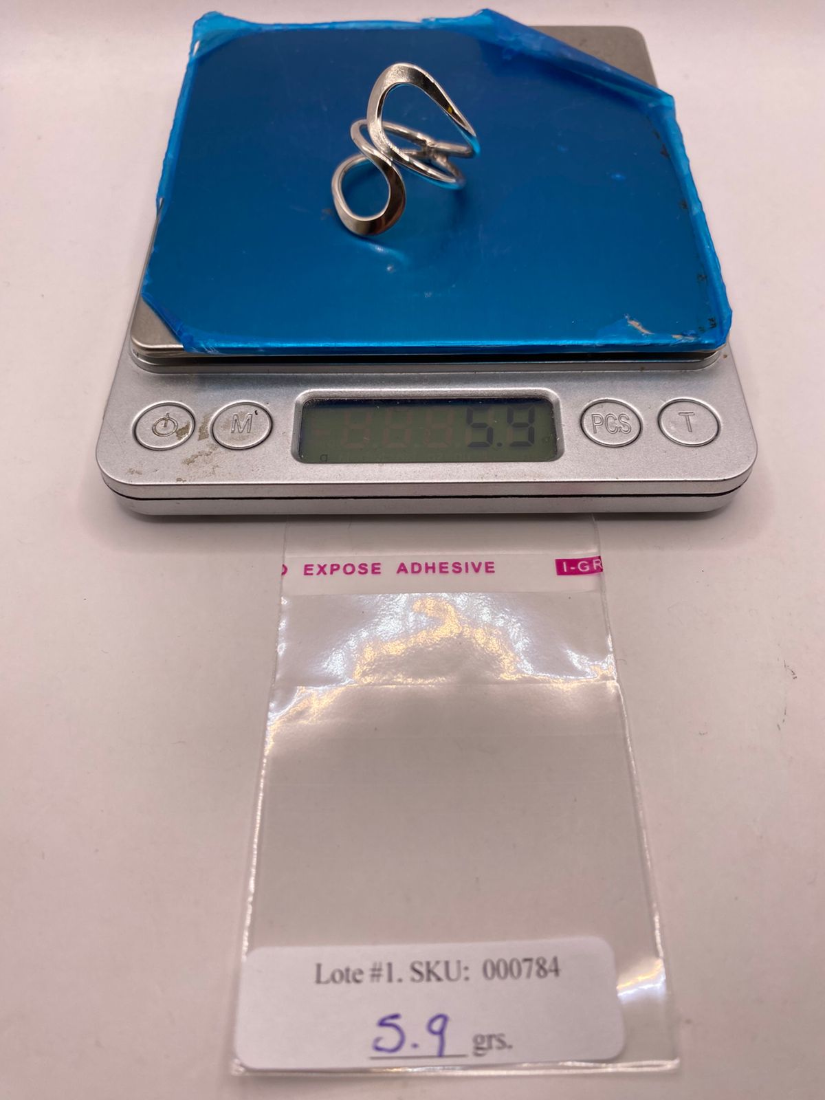 Anillo Artesanal Ajustable en Plata con Diseño Ondulado Contemporáneo