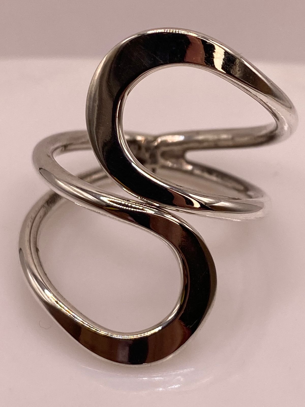 Anillo Artesanal Ajustable en Plata con Diseño Ondulado Contemporáneo