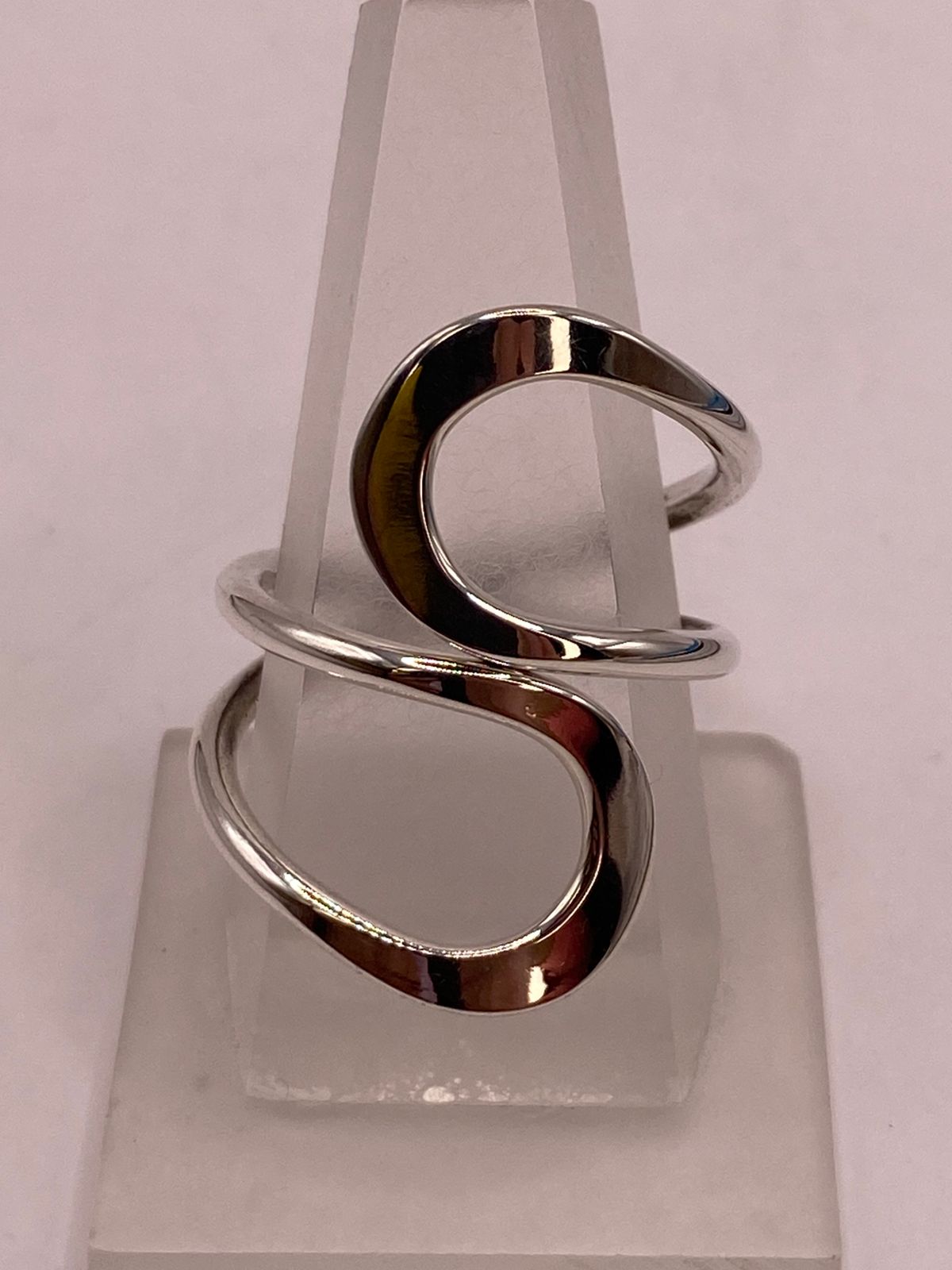 Anillo Artesanal Ajustable en Plata con Diseño Ondulado Contemporáneo