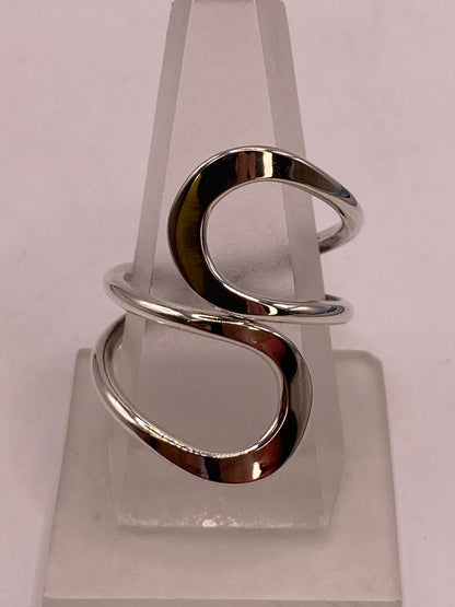 Anillo Artesanal Ajustable en Plata con Diseño Ondulado Contemporáneo, vista lateral
