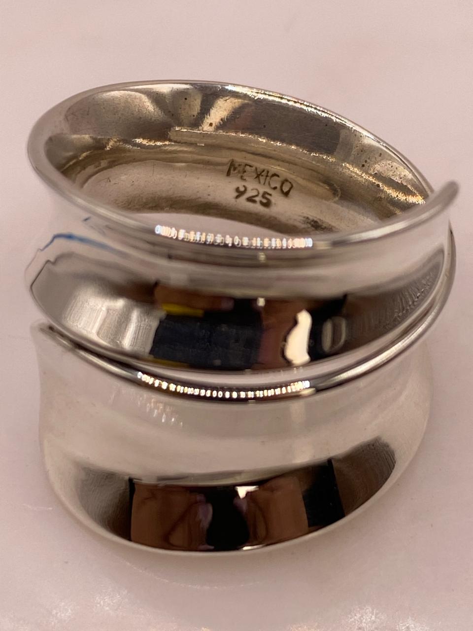 Anillo Artesanal Ajustable en Plata con Diseño Ondulado Doble