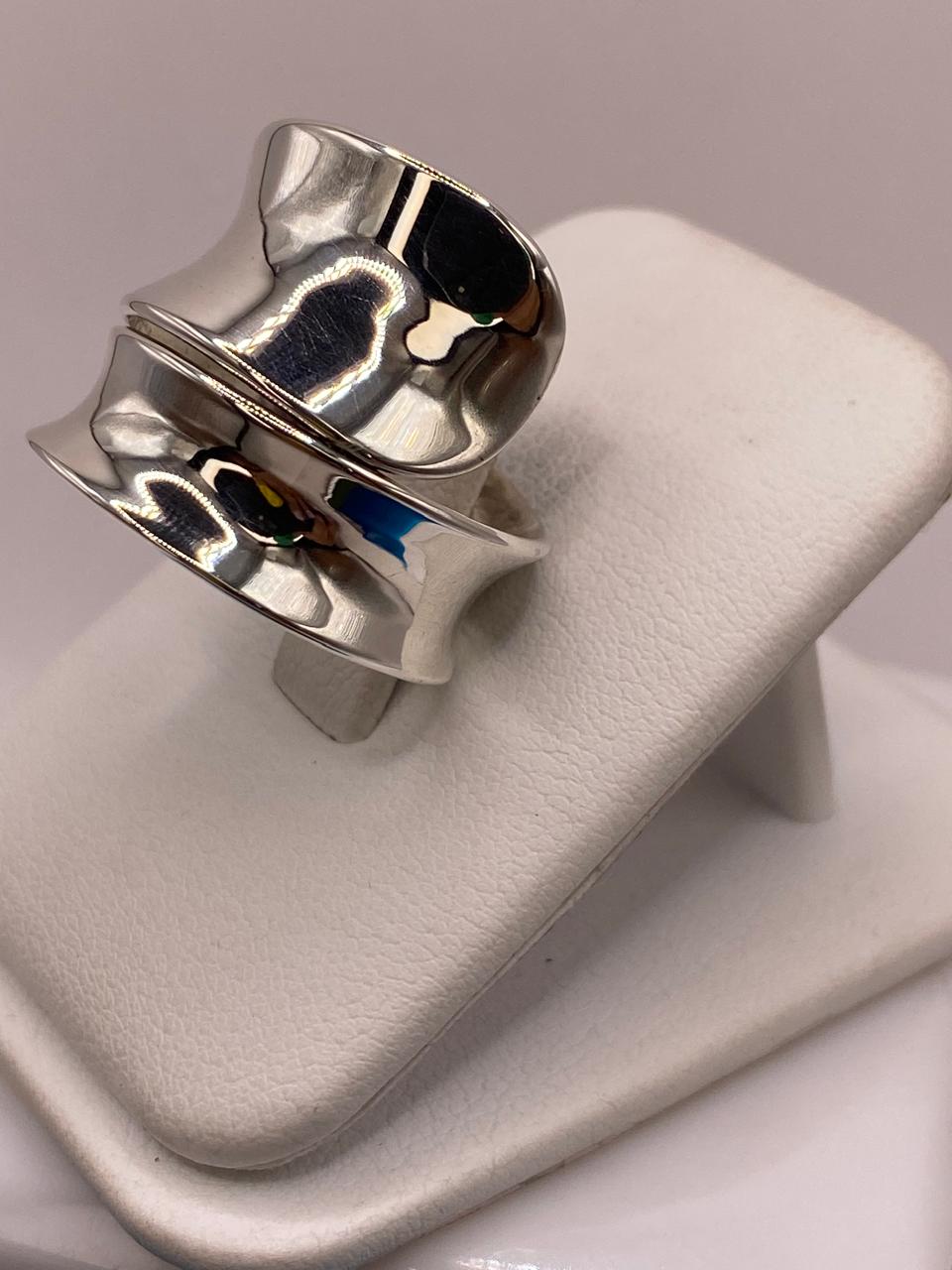 Anillo Artesanal Ajustable en Plata con Diseño Ondulado Doble