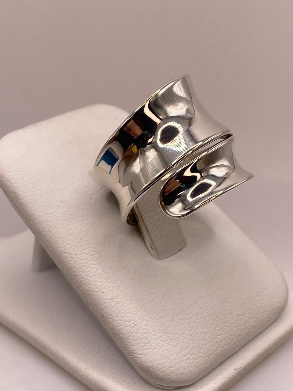 Anillo Artesanal Ajustable en Plata con Diseño Ondulado Doble