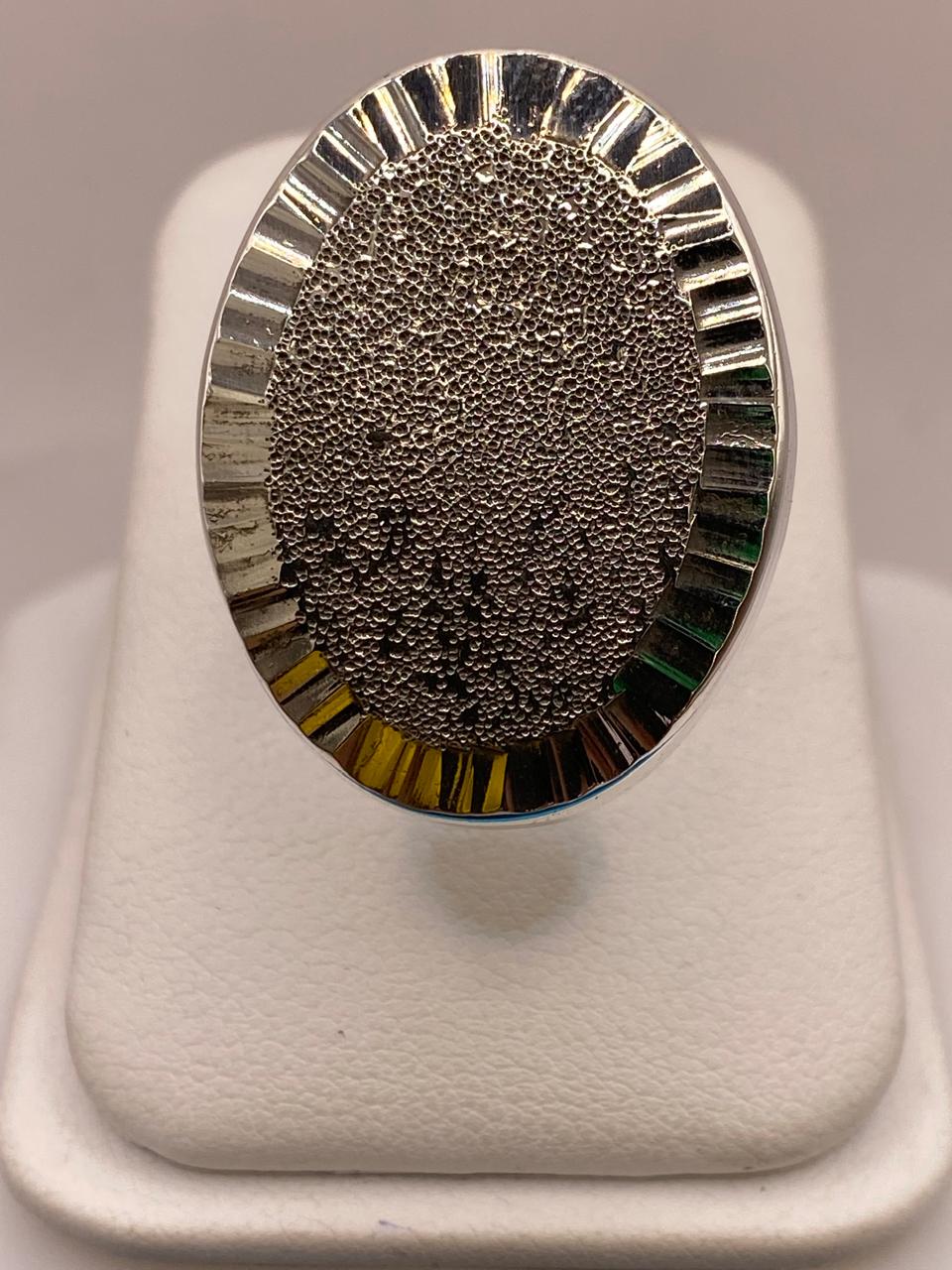 Anillo Artesanal Ajustable en Plata con Óvalo Texturizado