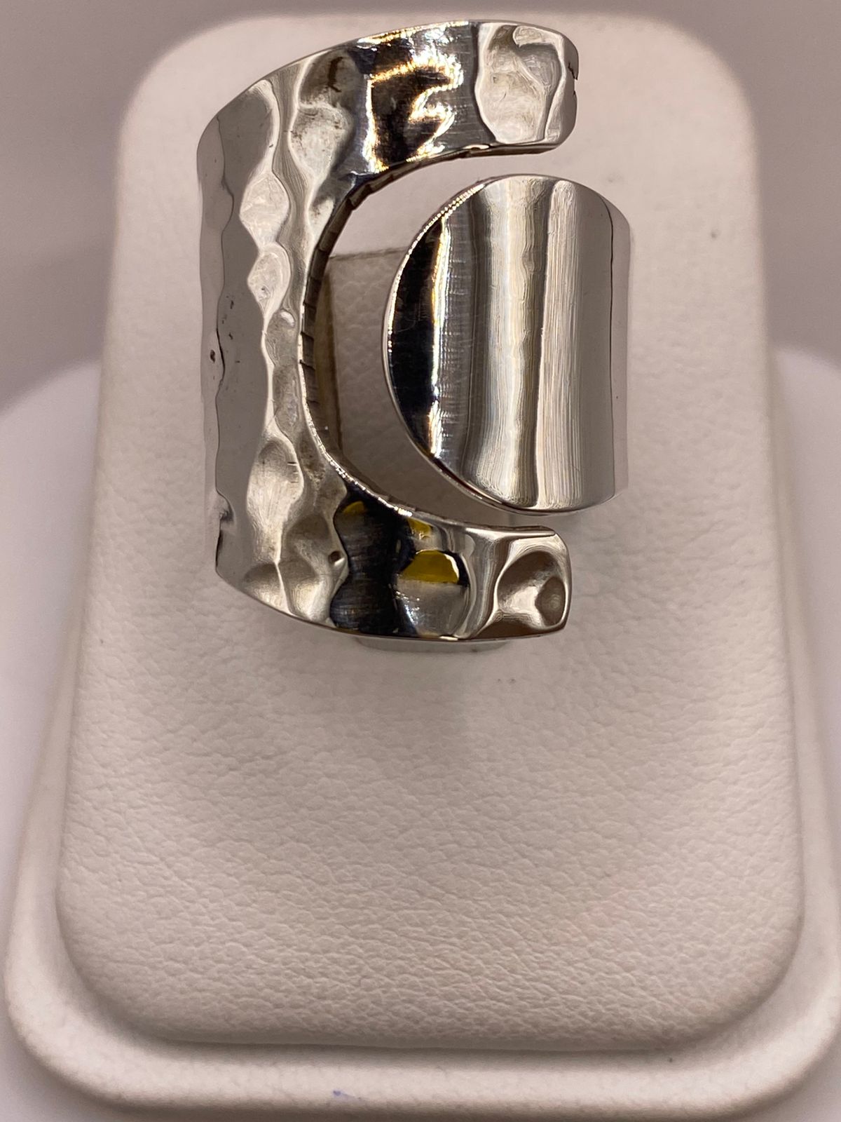 Anillo Artesanal Ajustable en Plata con Textura Martillada y Placa Pulida