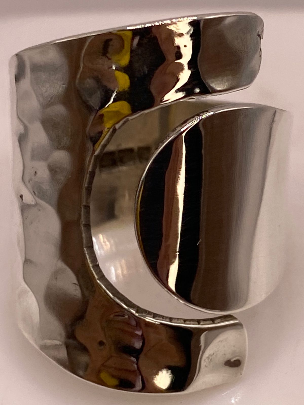 Anillo Artesanal Ajustable en Plata con Textura Martillada y Placa Pulida