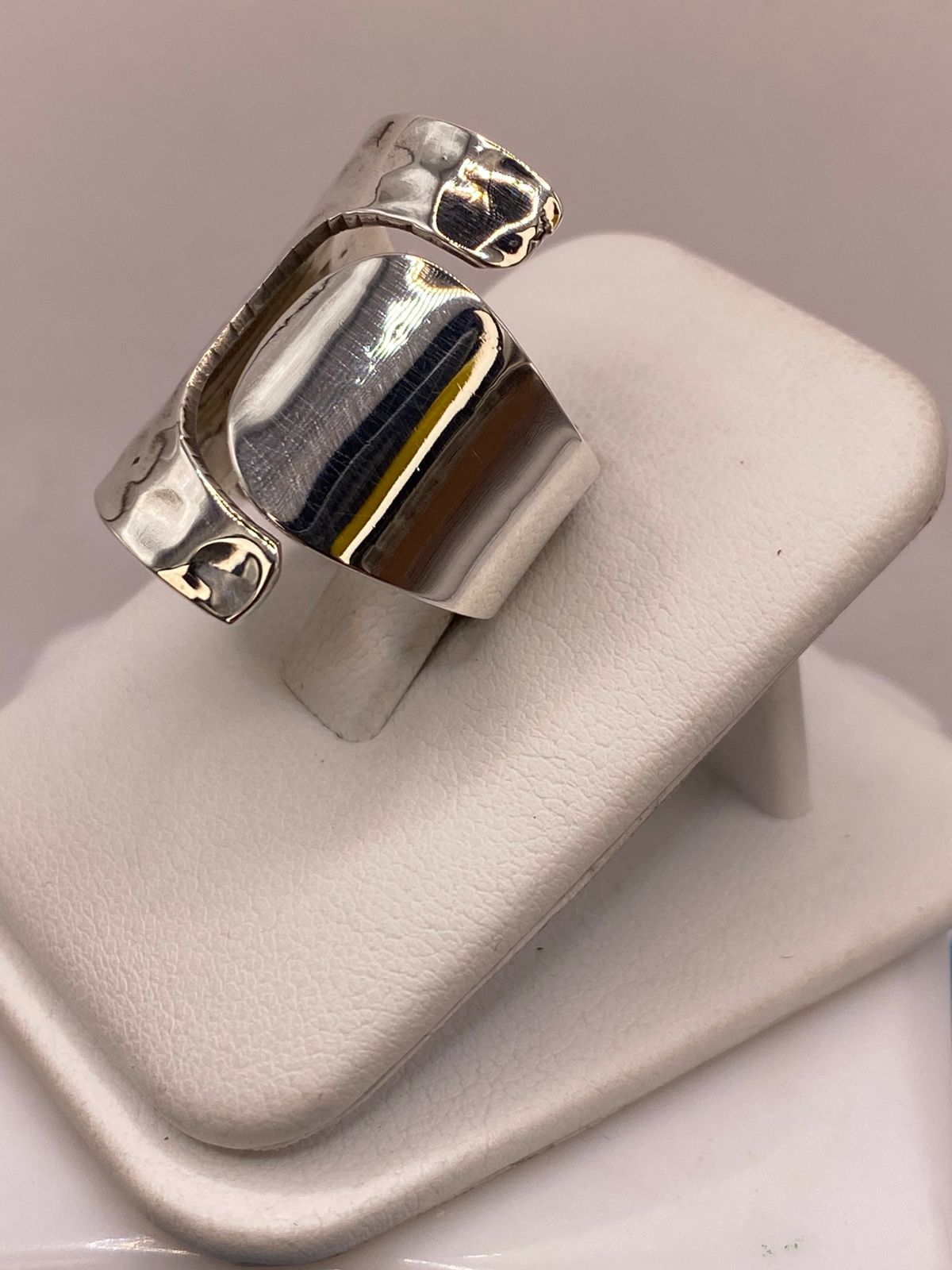 Anillo Artesanal Ajustable en Plata con Textura Martillada y Placa Pulida