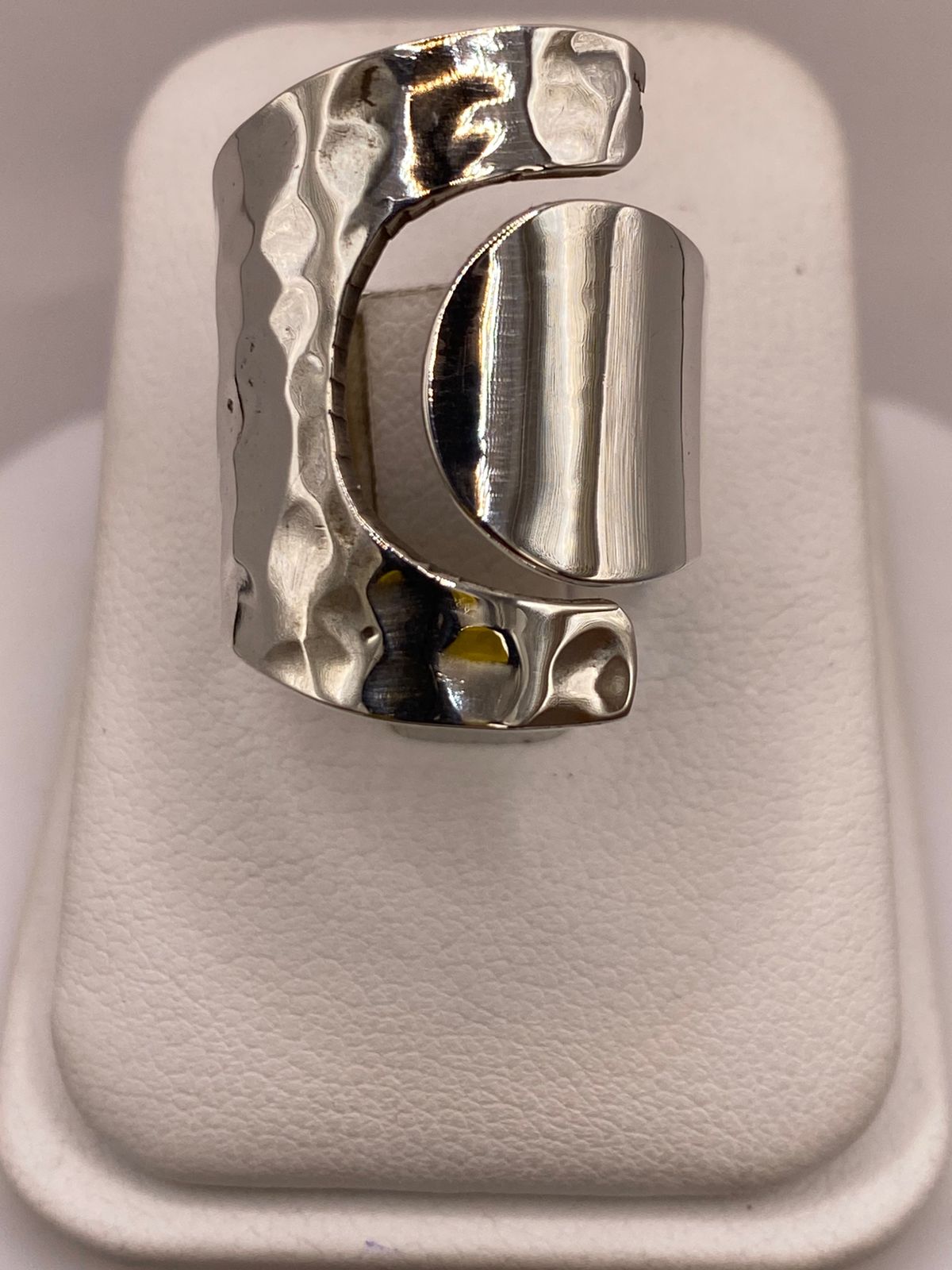 Anillo Artesanal Ajustable en Plata con Textura Martillada y Placa Pulida