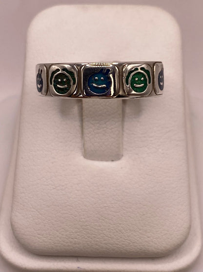 Anillo Artesanal con Caritas Esmaltadas en Plata — vista lateral