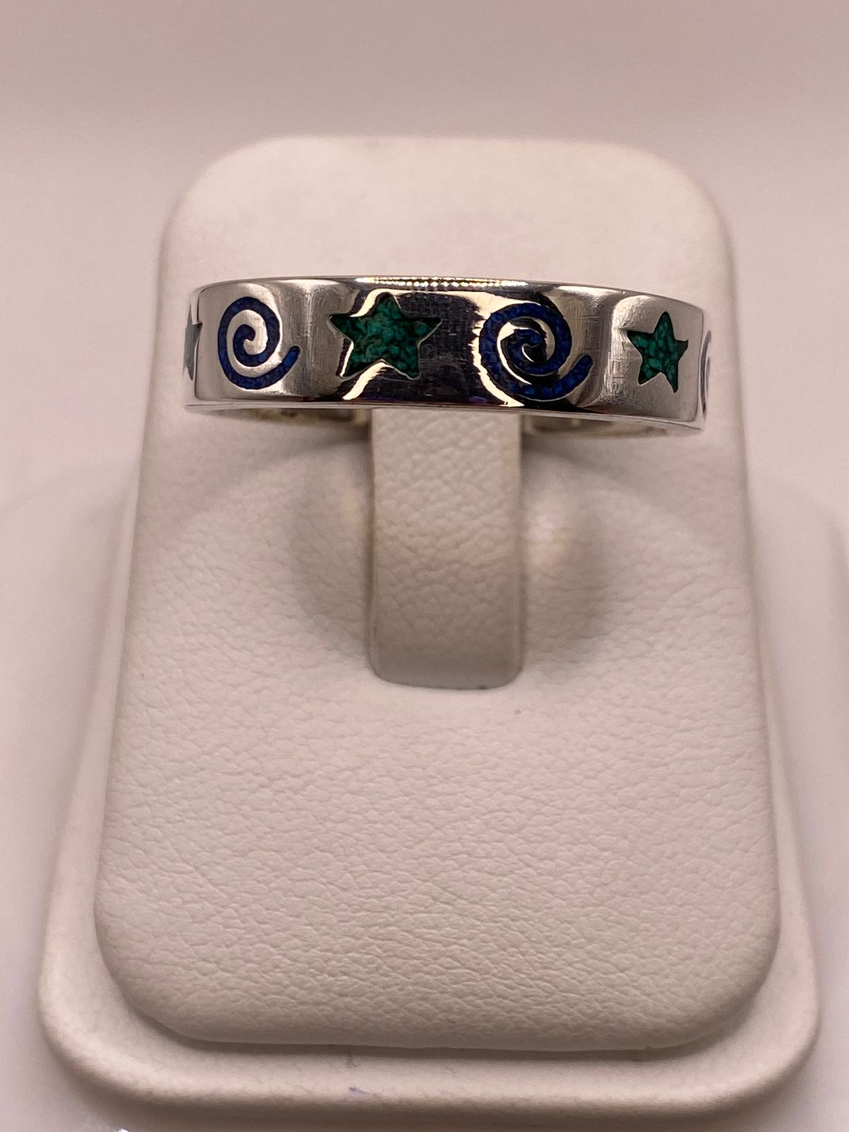 ⭐ Anillo Artesanal con Estrellas y Espirales Esmaltadas en Plata