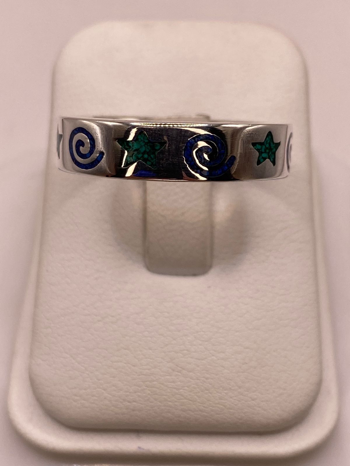 Anillo Artesanal con Estrellas y Espirales Esmaltadas en Plata — vista lateral