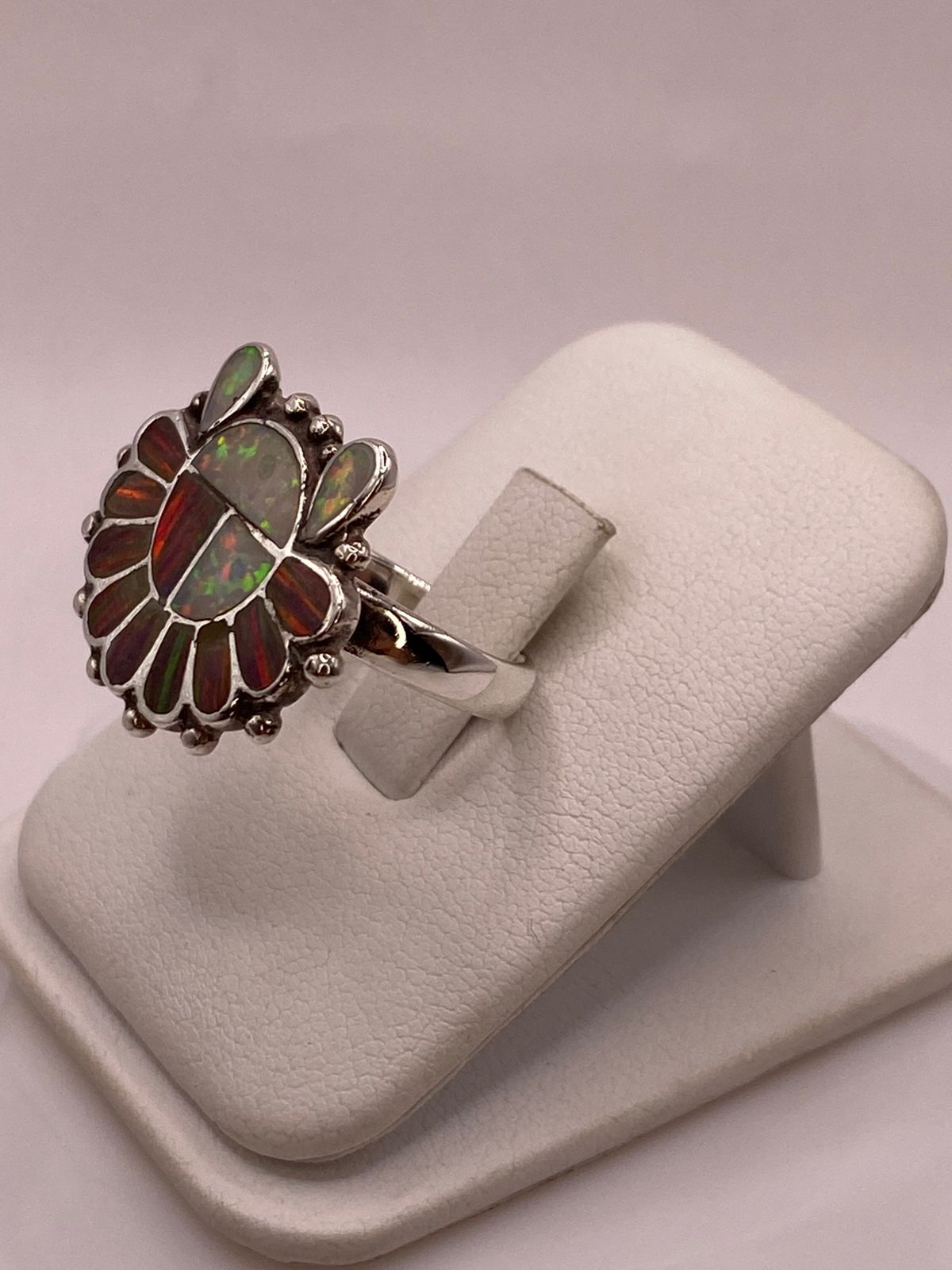 Anillo Artesanal Floral con Ópalo de Fuego en Plata .925