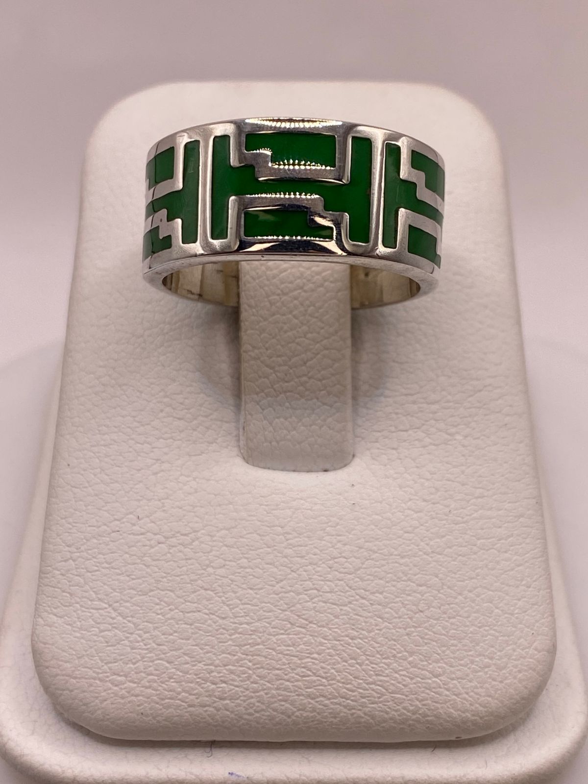 Anillo Artesanal de Malaquita con Diseño Geométrico en Plata