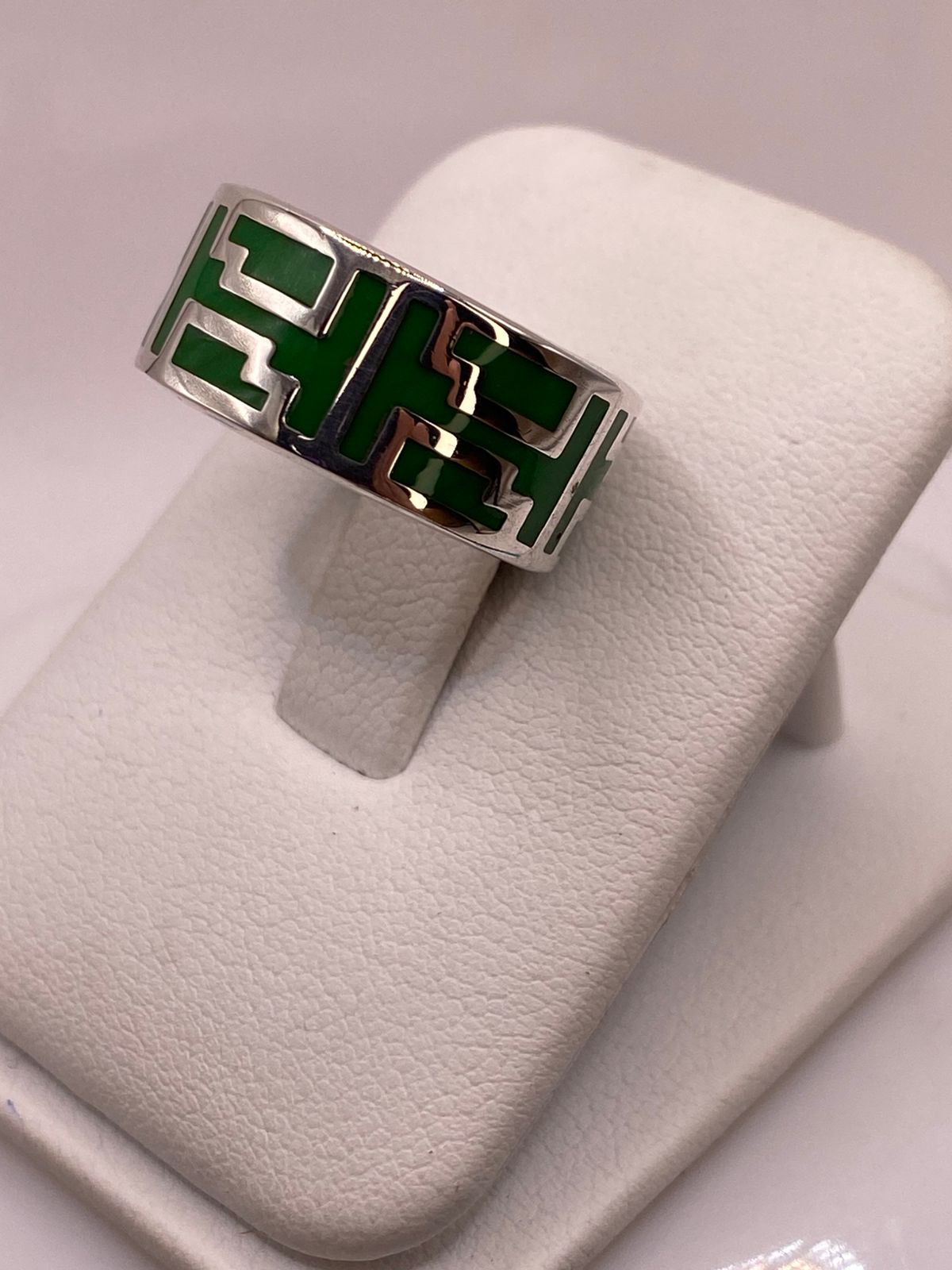 Anillo Artesanal de Malaquita con Diseño Geométrico en Plata