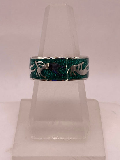 Anillo Artesanal de Malaquita con Figuras Zoomorfas en Plata — ángulo diagonal