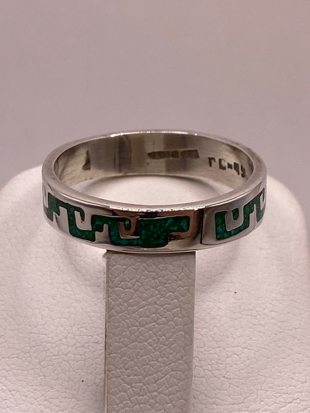 Anillo Artesanal de Malaquita con Greca Continua en Plata