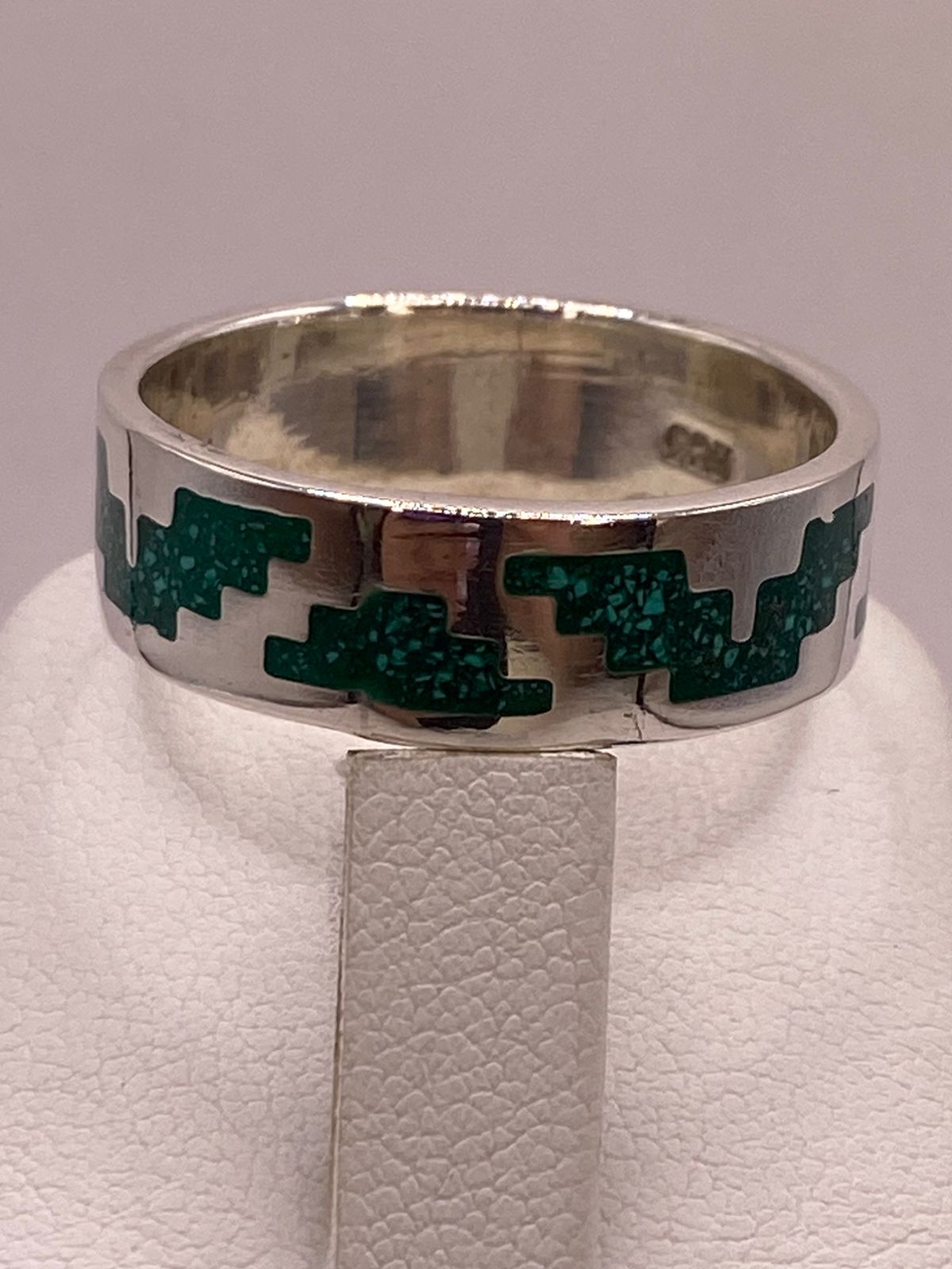 Anillo Artesanal de Malaquita con Greca Escalonada en Plata