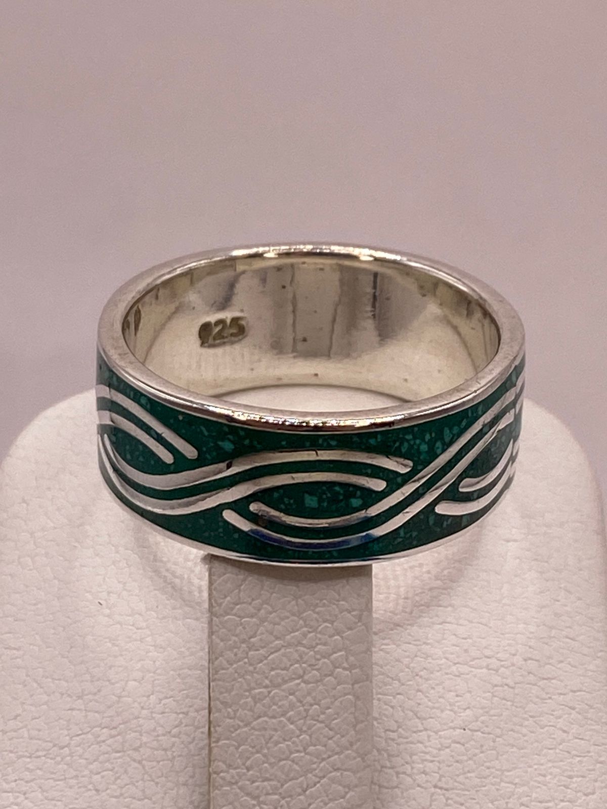 Anillo Artesanal de Malaquita con Greca Geométrica