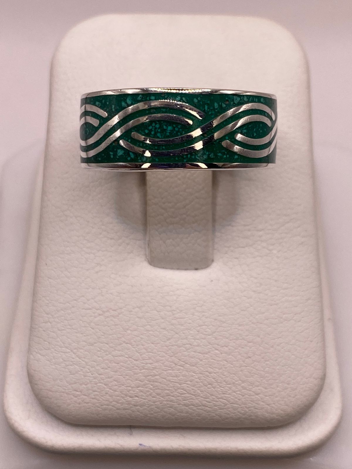 Anillo Artesanal de Malaquita con Greca Geométrica