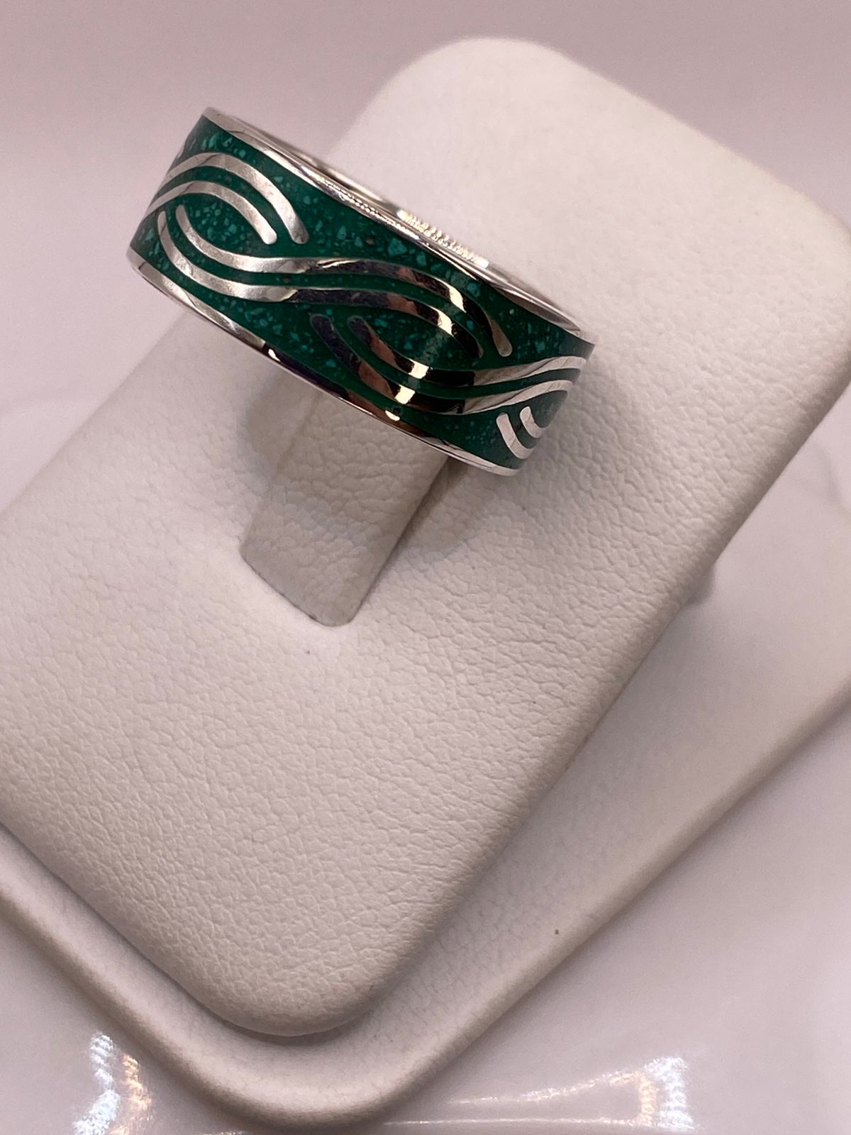 Anillo Artesanal de Malaquita con Greca Geométrica