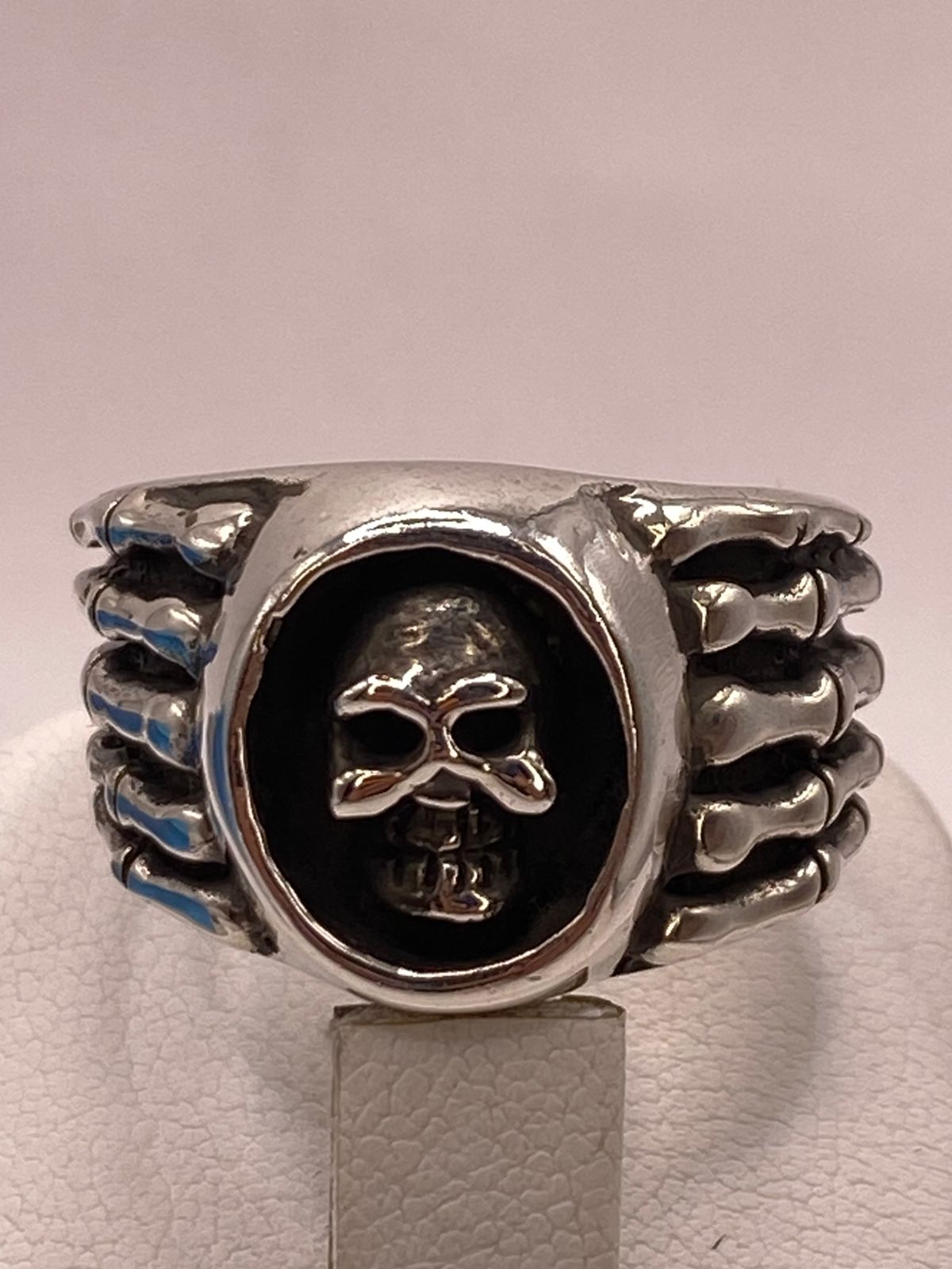 Anillo Artesanal en Plata con Calavera y Banda Estilo Huesos