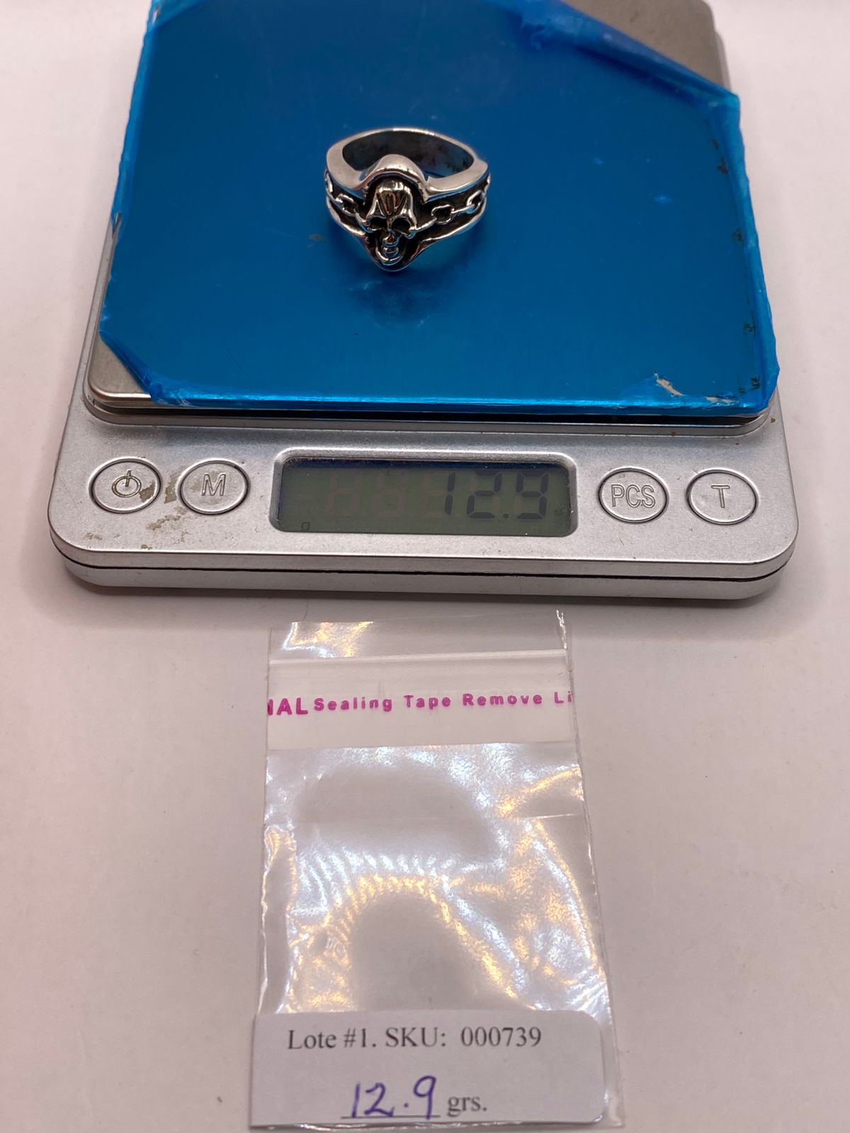Anillo Artesanal en Plata con Calavera y Banda Texturizada