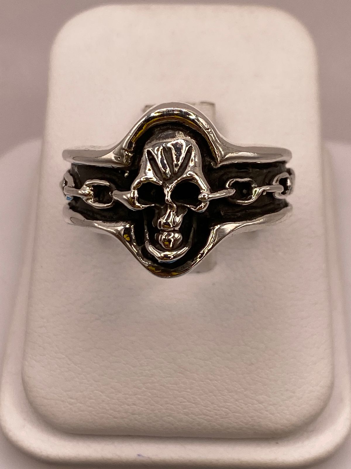 Anillo Artesanal en Plata con Calavera y Banda Texturizada