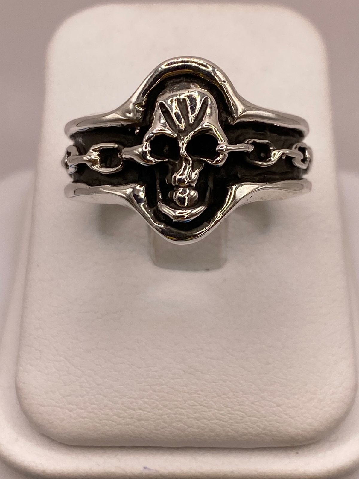 Anillo Artesanal en Plata con Calavera y Banda Texturizada