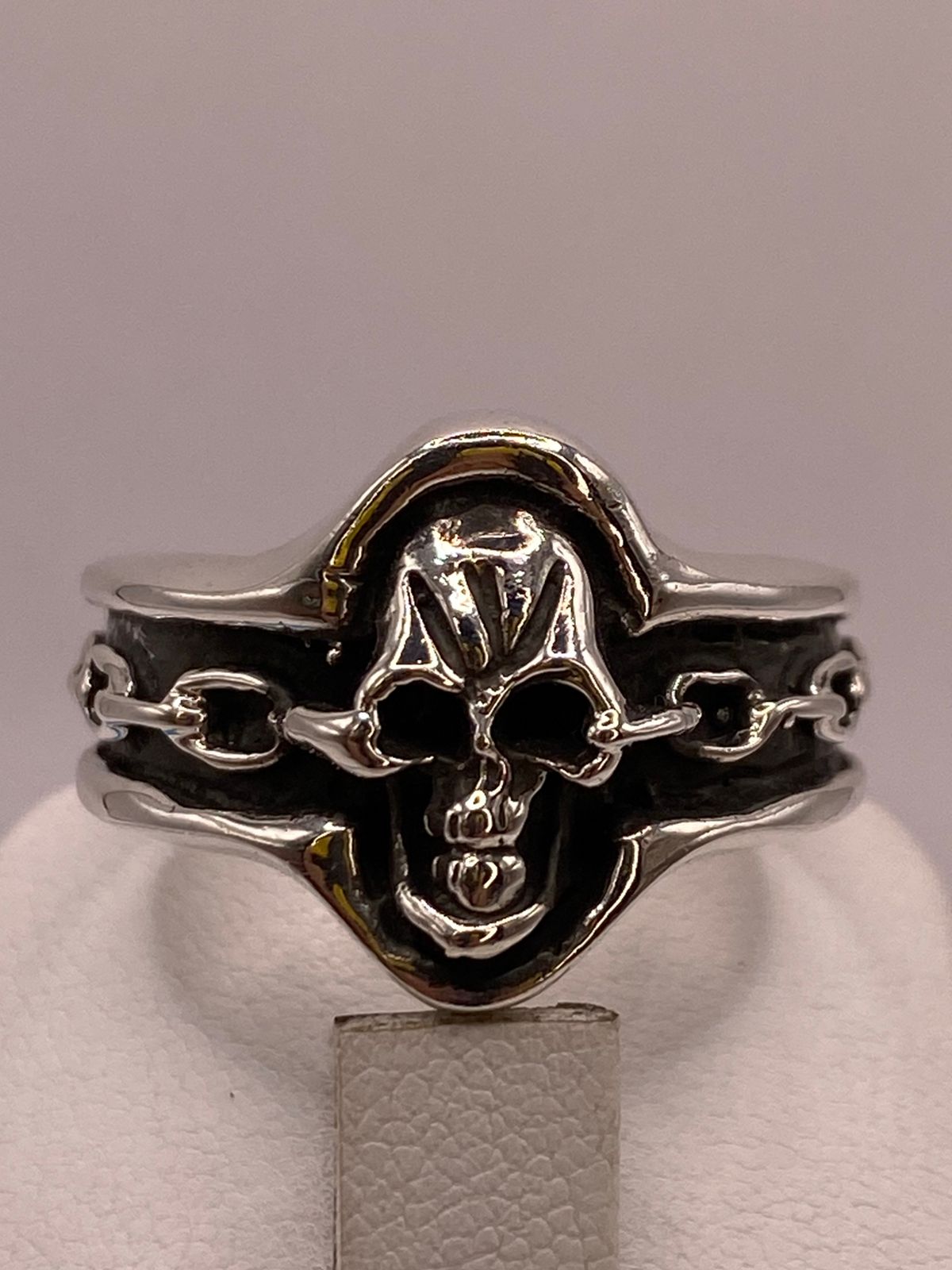 Anillo Artesanal en Plata con Calavera y Banda Texturizada