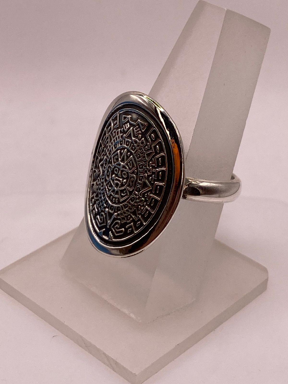 Anillo Artesanal en Plata con Calendario Azteca Grabado