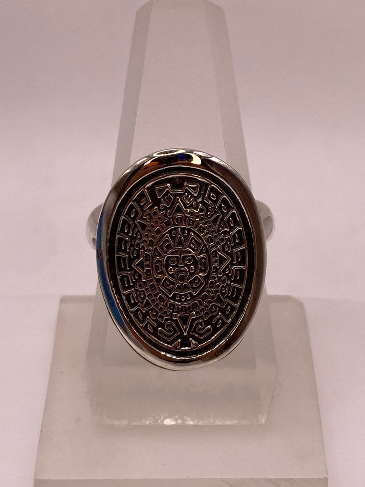 Anillo Artesanal en Plata con Calendario Azteca Grabado