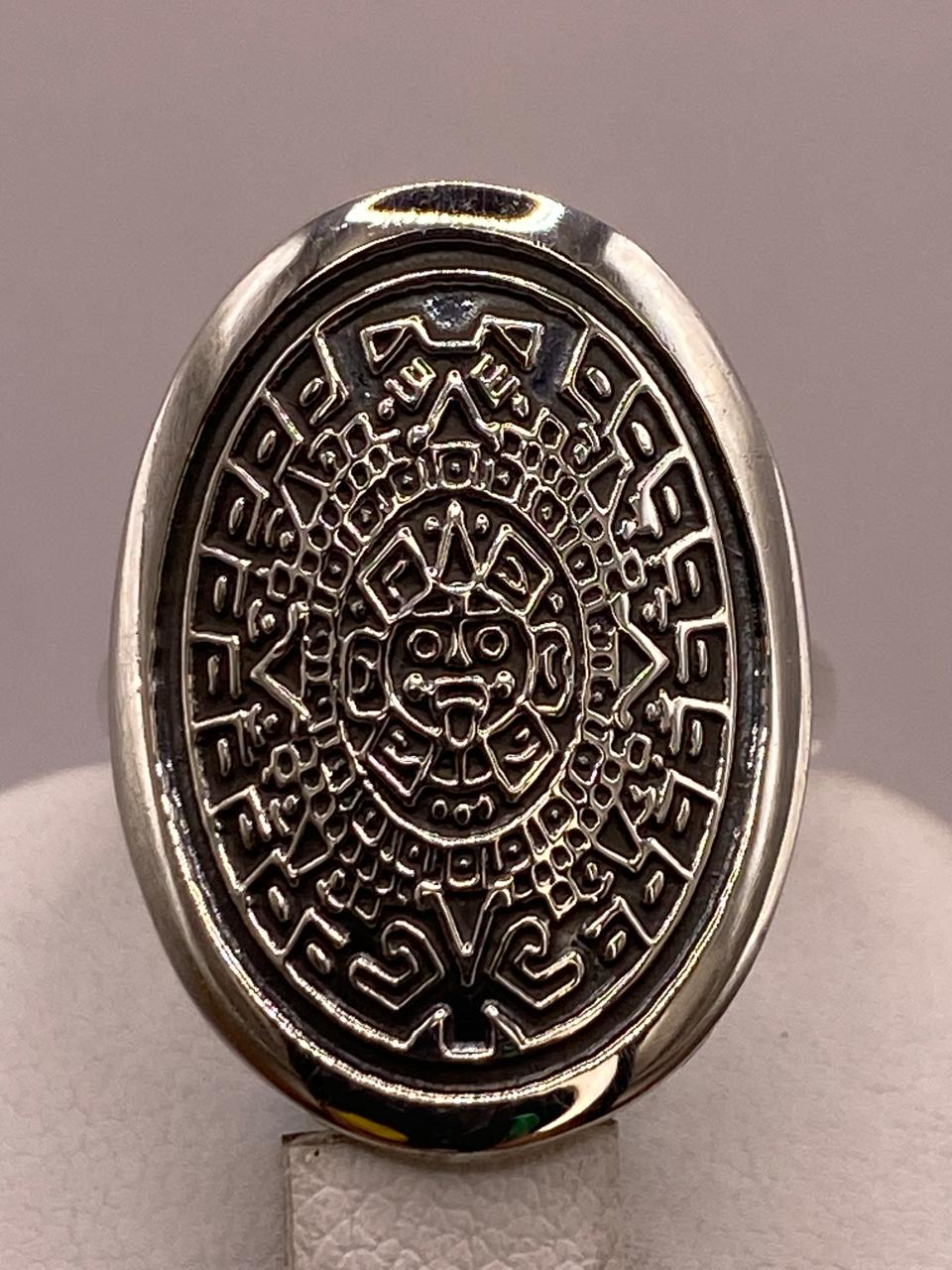 Anillo Artesanal en Plata con Calendario Azteca Ovalado