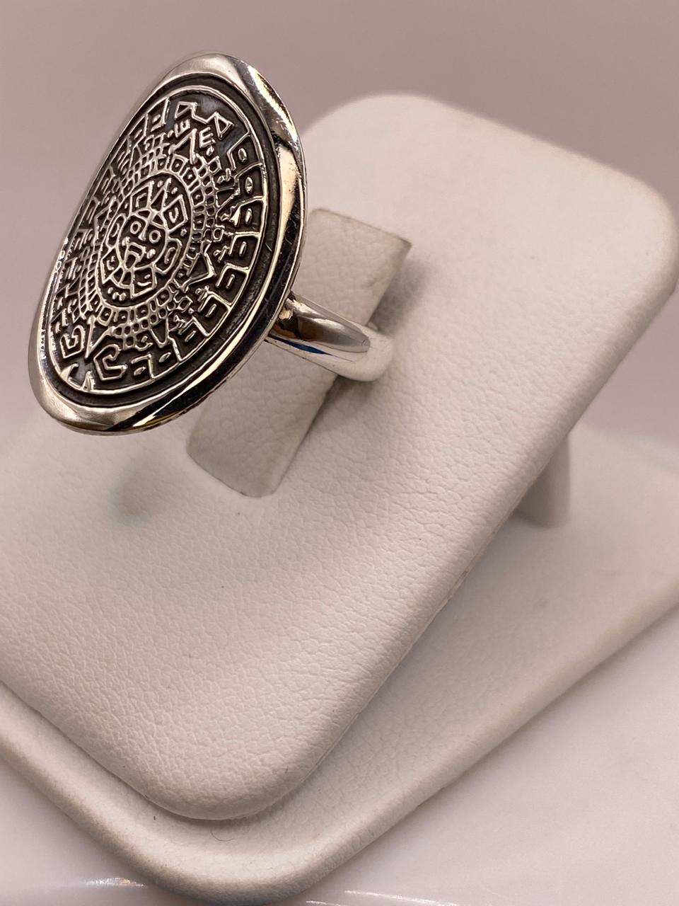 Anillo Artesanal en Plata con Calendario Azteca Ovalado