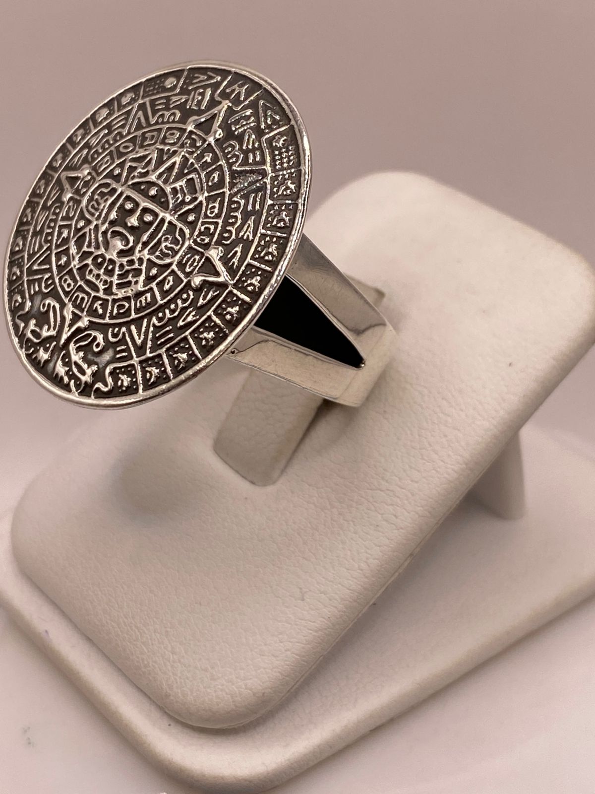 Anillo Artesanal en Plata con Calendario Azteca en Relieve