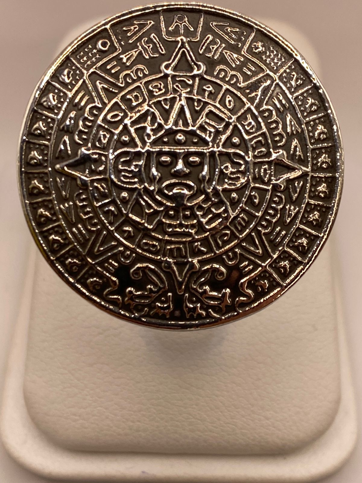 Anillo Artesanal en Plata con Calendario Azteca en Relieve