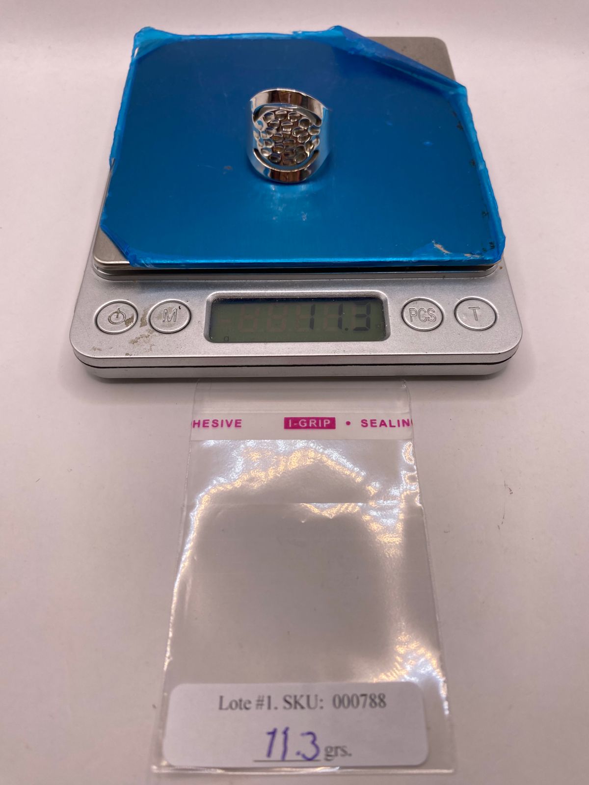 Anillo Artesanal en Plata con Centro Texturizado y Diseño Calado