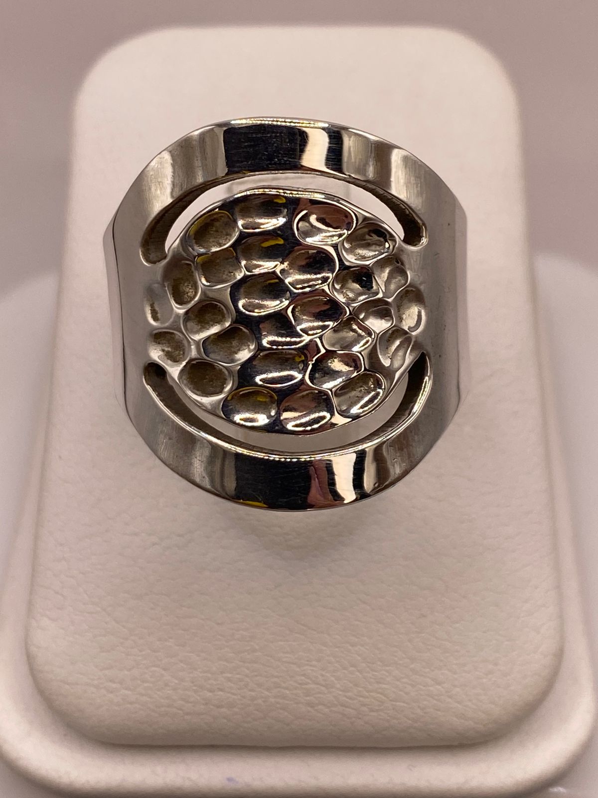 Anillo Artesanal en Plata con Centro Texturizado y Diseño Calado