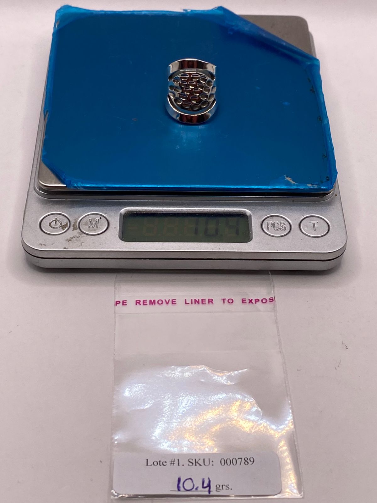 Anillo Artesanal en Plata con Centro Texturizado y Diseño Calado
