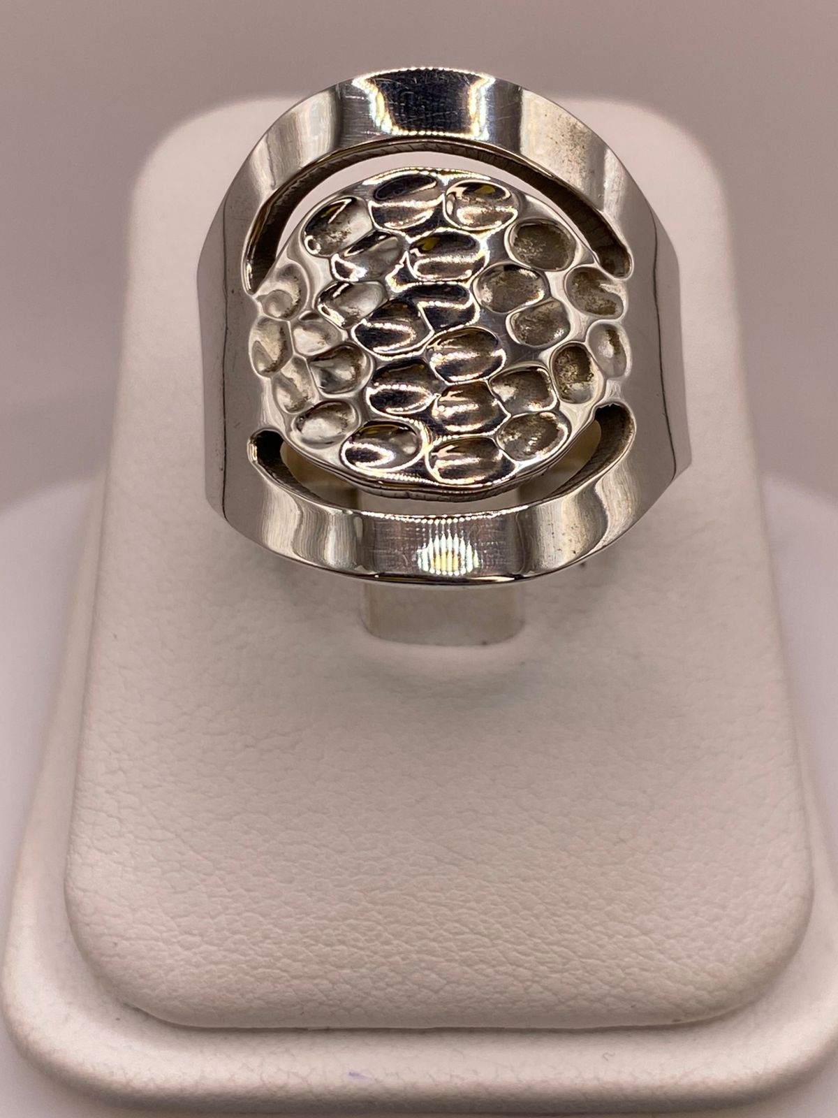 Anillo Artesanal en Plata con Centro Texturizado y Diseño Calado