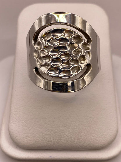 Anillo Artesanal en Plata con Centro Texturizado y Diseño Calado, vista de detalle