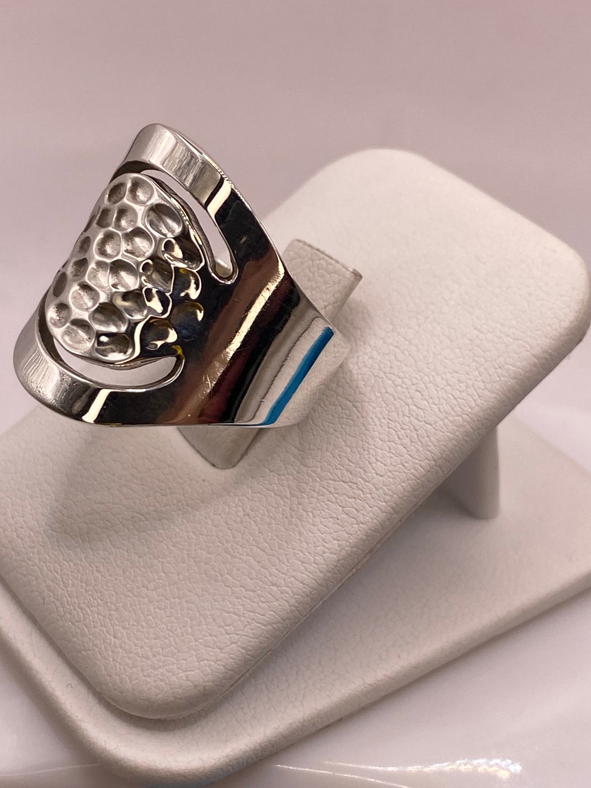 Anillo Artesanal en Plata con Centro Texturizado y Diseño Calado