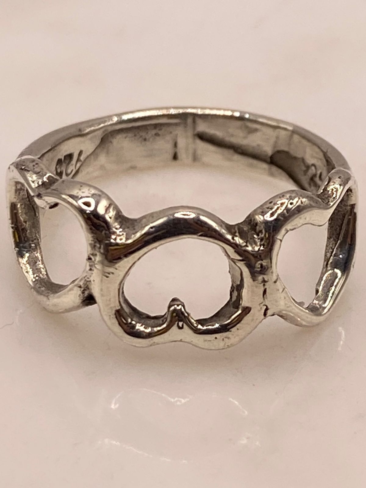 Anillo Artesanal en Plata con Corazones Entrelazados